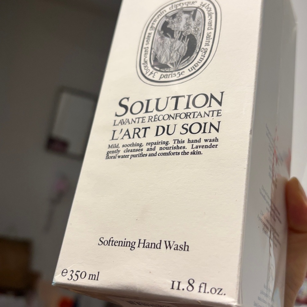 Diptyque Softening Hand Wash in a refillable glass bottle - Picture 2 of 5